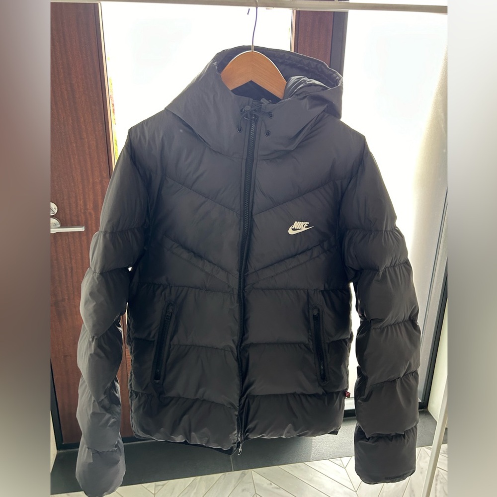 The Nike Men's Storm-Fit Windrunner Primaloft
Hooded Jacket. Size M, black.
